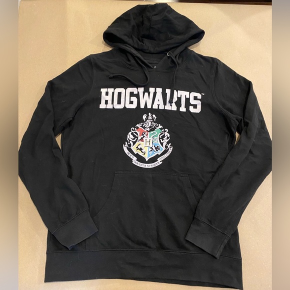 Men’s Size Medium Black Hoodie with Hogwarts and Logo on Front Top Sweater - Picture 8 of 11
